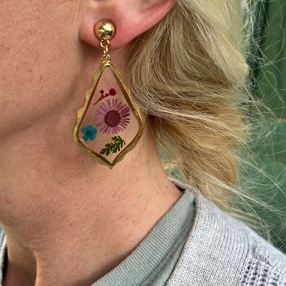 Handmade Real Pressed Dried Purple Flower Botanical Resin Earrings - Picture 5 of 15